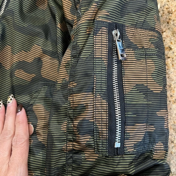 Two One Two Women’s Camouflage Bomber Jacket size Medium EUC - Picture 7 of 10